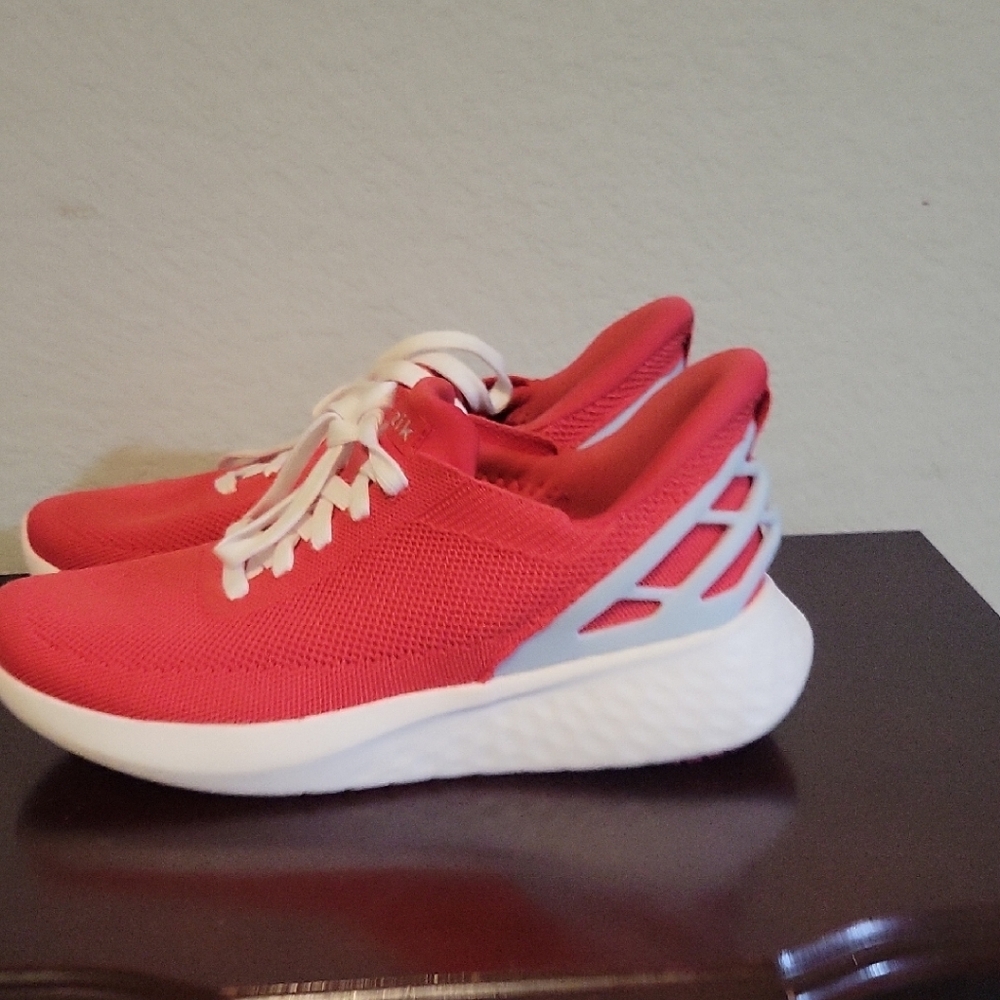Pink and White Sneakers with Cushioned Sole and Modern Design